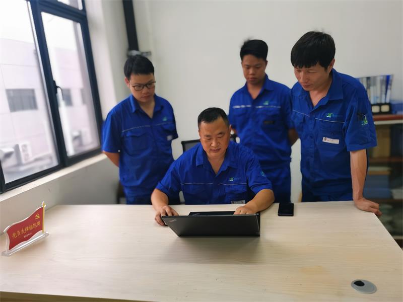带领团队书写着硬质合金设备运维的新篇