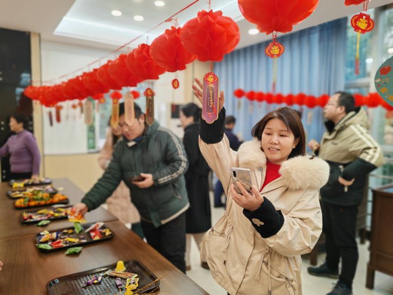 一条条妙趣横生的灯谜迎风飘扬