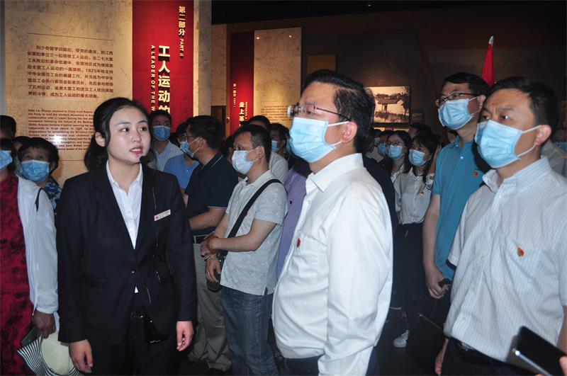 刘少奇同志铜像前