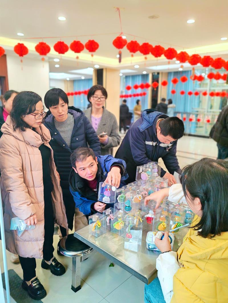 一串串红彤彤的灯笼高高挂起